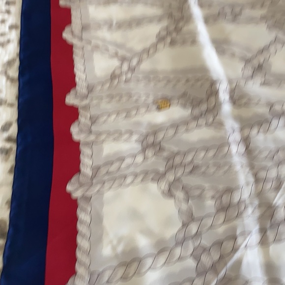 100% authentic classic gucci scarf - Picture 3 of 4